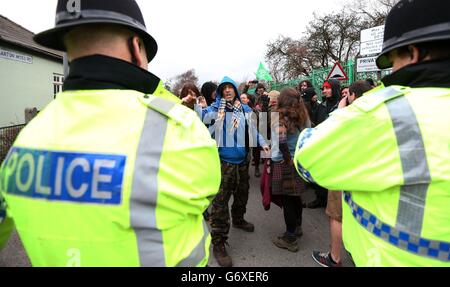 Manifestation anti-fracturation à Barton Moss.Des manifestants se sont heurtés à un affrontement avec la police sur le site de fracking de Barton Moss, à Manchester. Banque D'Images