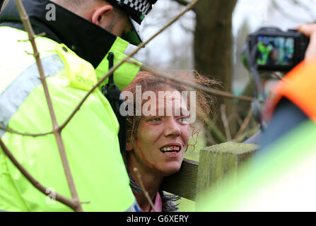 Manifestation anti-fracturation à Barton Moss.Des manifestants se sont heurtés à un affrontement avec la police sur le site de fracking de Barton Moss, à Manchester. Banque D'Images