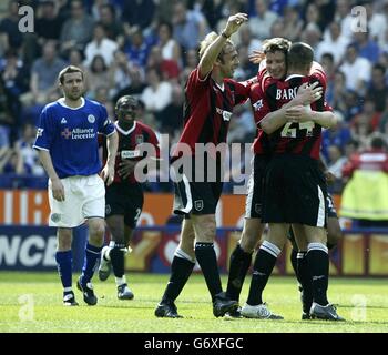 Michael Tarnet de Manchester City (au centre) célèbre le but d'ouverture avec les coéquipiers Joey Barton et Paul Bosvelt en tant que capitaine de Leicester City Muzzy Izzet (à gauche) montre sa déjection, lors de leur match Barclaycard Premiership au stade Walkers de Leicester. Banque D'Images