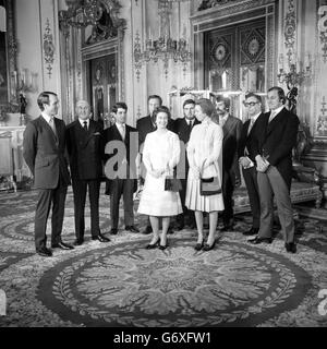 Un moment informel dans la salle de dessin blanche de Buckingham Palace, où la Reine, regardée par la princesse Anne (r), a remercié les sept héros qui se sont rendus à l'aide de la princesse Anne lors de la tentative de l'Ian ball de l'enlever à Pall Mall. Banque D'Images