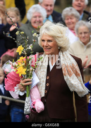 La duchesse de Cornwall reçoit des fleurs d'enfants des écoles locales lorsqu'elle arrive à l'église Saint-Pierre et Saint-Paul de Yalding, dans le Kent, pour rencontrer des résidents locaux et des propriétaires d'entreprises qui ont été touchés par les récentes inondations. Banque D'Images