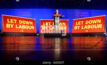 Le chef du Parti conservateur Michael Howard parle d'un lancement à la presse de la campagne « Laissez tomber par le Labour » du Tory au Excel Centre de l'est de Londres. Banque D'Images