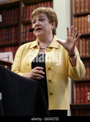 Commissaire européenne à la coopération internationale, à l'aide humanitaire et à l'intervention en cas de crise (ECHO), Kristalina Georgieva, commissaire, a pris la parole lors du lancement de la campagne humanitaire des premiers intervenants, au Collège royal des chirurgiens de Londres. Banque D'Images