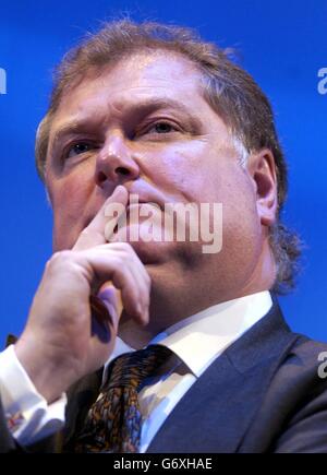 Digby Jones, directeur général de la Confédération de l'industrie britannique, écoute, sur le podium du Congrès annuel de l'Institut des directeurs, au Royal Albert Hall de Londres. Banque D'Images