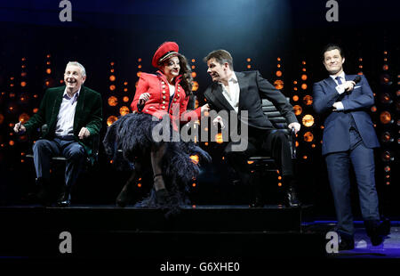 Ashley Knight (comme Louis Walsh), Victoria Elliott (comme Jordy), Nigel Harman (comme Simon Cowell) et Simon Bailey (comme Liam O'Deary) en train de jouer pendant une séance photo pour la comédie musicale X Factor, je ne peux pas Sing! - par Harry Hill et Steve Brown, au London Palladium dans le centre de Londres. Banque D'Images