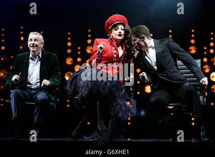 Ashley Knight (comme Louis Walsh), Victoria Elliott (comme Jordy) et Nigel Harman (comme Simon Cowell) en train de jouer pendant un photocall pour la comédie musicale X Factor Je ne peux pas Sing!- par Harry Hill et Steve Brown, au London Palladium dans le centre de Londres. Banque D'Images