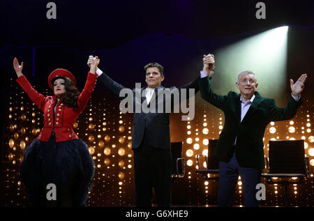 (De gauche à droite) Victoria Elliott (comme Jordy), Nigel Harman (comme Simon Cowell) et Ashley Knight (comme Louis Walsh) en train de jouer pendant un photocall pour le X Factor musical Je ne peux pas Sing!- par Harry Hill et Steve Brown, au London Palladium dans le centre de Londres.APPUYEZ SUR ASSOCIATION photo.Date de la photo : vendredi 21 mars 2014.Le crédit photo devrait se lire: Yui Mok/PA Wire Banque D'Images