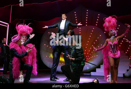 Nigel Harman (comme Simon Cowell) en train de jouer pendant un photocall pour la comédie musicale X Factor Je ne peux pas Sing! - par Harry Hill et Steve Brown, au London Palladium dans le centre de Londres. APPUYEZ SUR ASSOCIATION photo. Date de la photo : vendredi 21 mars 2014. Le crédit photo devrait se lire: Yui Mok/PA Wire Banque D'Images