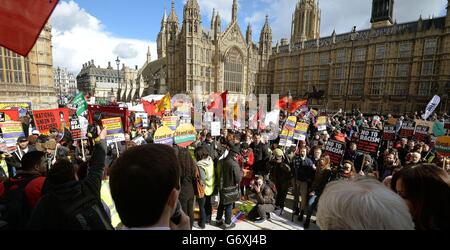 Les gens célèbrent la Journée internationale contre le racisme des Nations Unies alors qu'ils marchent de Parliament Square, Londres, pour se rassembler à Trafalgar Square. Banque D'Images