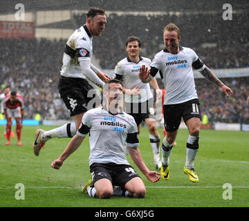 Craig Bryson, du comté de Derby, célèbre son troisième but et son cinquième but du match sur la pénalité avec Richard Keogh (à gauche) et Johnny Russell (à droite) lors du match de championnat Sky Bet au stade iPro, Derby. Banque D'Images