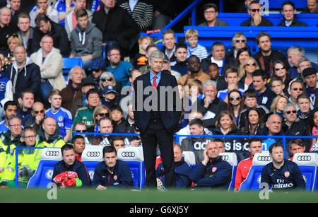 Soccer - Barclays Premier League - Chelsea / Arsenal - Stamford Bridge. Arsene Wenger, le Manager d'Arsenal, sur la ligne de contact. Banque D'Images