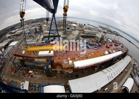 Porte-avions HMS Queen Elizabeth - Rosyth Docks Banque D'Images