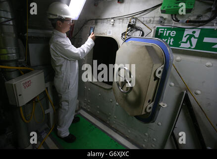 BAE Systems Phil Applegate utilise le système QR unique pour se déplacer autour du porteur d'avions HMS Queen Elizabeth alors que les travaux se poursuivent sur le navire à Rosyth Docks. Banque D'Images