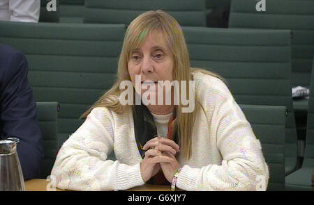 Margaret Aspinall, présidente du Groupe de soutien à la famille Hillsborough, présente des témoignages au Comité des affaires intérieures de la Chambre des communes à Portcullis, à Londres. Banque D'Images