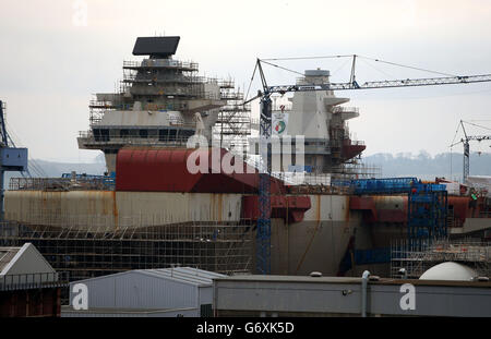 Porte-avions HMS Queen Elizabeth - Rosyth Docks Banque D'Images