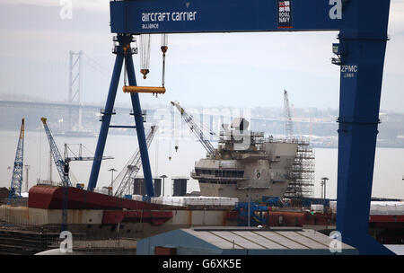 Les travaux se poursuivent sur le porte-avions HMS Queen Elizabeth à Rosyth Docks. Banque D'Images