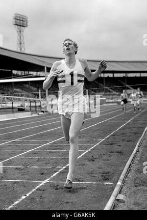 Roger Bannister, le premier homme à avoir parcouru le mille de quatre minutes, conserve facilement son titre de mile aux championnats de l'Association sportive amateur au stade White City, à Londres. Dans une course par ailleurs lente, il a terminé en 4 minutes 7.6 secondes, Bannister a pointé 53.8 secondes pour le dernier tour. 06/05/2004 Sir Roger Banister revit le moment où il a fait l'histoire du sport aujourd'hui, jeudi 6 mai 2004, avec une journée de célébrations marquant le 50e anniversaire du premier mille de moins de quatre minutes. Sir Roger revient au terrain de sport Iffley Road de l'Université d'Oxford, scène de son triomphe, pour un Banque D'Images