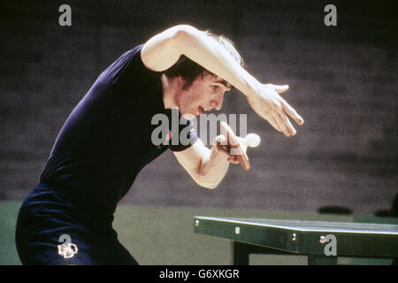 Joueur de tennis de table anglais Paul Day en action. Vers 1980. Banque D'Images