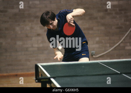 Joueur de tennis de table anglais Paul Day en action. Vers 1980. Banque D'Images