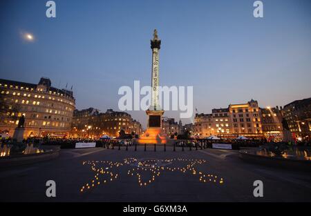 La colonne de Nelson à Trafalgar Square, Londres, est illuminée par la campagne #WithSyria dans le cadre d'une série d'événements dans le monde entier marquant le trois ans anniversaire de la crise en Syrie. Banque D'Images