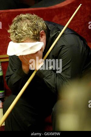 Stephen Lee contre Lee Walker.Stephen Lee lors de son premier match contre Lee Walker aux Championnats du monde de snooker de l'ambassade de 2004 à Sheffield. Banque D'Images