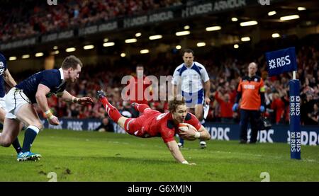 Rugby Union - RBS six Nations - pays de Galles / Ecosse - Millennium Stadium.Pays de Galles Liam Williams marque sa première tentative lors du match des six Nations du RBS au Millennium Stadium de Cardiff. Banque D'Images