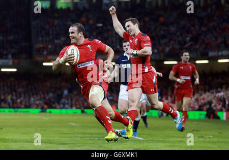 Rugby Union - RBS six Nations - pays de Galles / Ecosse - Millennium Stadium.Pays de Galles Jamie Roberts court dans leur troisième essai pendant le match des six Nations RBS au Millennium Stadium, Cardiff. Banque D'Images