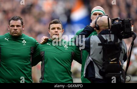 Brian O'Driscoll (centre) d'Irlande pendant les hymnes nationaux avant le match des six Nations au Stade de France, Paris, France. Banque D'Images