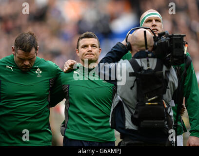 Rugby Union - RBS six Nations - France / Irlande - Stade de France.Brian O'Driscoll (centre) d'Irlande pendant les hymnes nationaux avant le match des six Nations au Stade de France, Paris, France. Banque D'Images