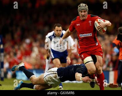 Rugby Union - RBS six Nations - pays de Galles / Ecosse - Millennium Stadium.Le pays de Galles Jonathan Davies bat le défi de la Dougie Fife en Écosse lors du match des six Nations du RBS au Millennium Stadium de Cardiff. Banque D'Images