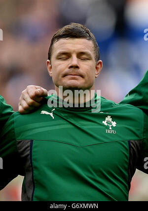 Brian O'Driscoll d'Irlande pendant les hymnes nationaux avant le match des six Nations au Stade de France, Paris, France. Banque D'Images