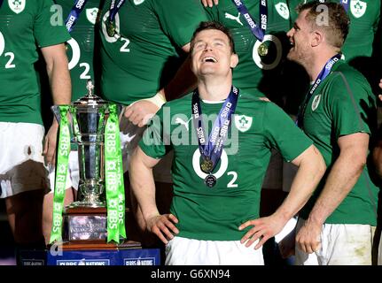 Brian O'Driscoll, de l'Irlande, prend l'atmosphère avant que le Trophée des 6 nations ne soit levé après le match des six Nations au Stade de France, Paris, France. Banque D'Images