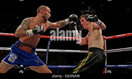 Kevin Mitchell (à gauche) en action contre Mikheil Avakyan lors de leur combat léger à l'Echo Arena Liverpool. Banque D'Images