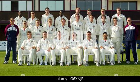 Northamptonshire County Cricket Club 2004 photo de l'équipe. Retour de l à R : Ricky Anderson, Mark Phythian, Chris Goode, Carl Greenidge, Tom Huggins, Craig Jennings, Richard King, Adam Shantry. Rangée du milieu de gauche à droite : Kepler Wessels, Tim Roberts, Gerry Brophy, Mark Powell, Robert White, Ben Phillips, Jeff Cook, Mike Cawdron, Toby Bailey, David Capel. Avant gauche à droite : Johan Louw, Jason Brown, David Sales, Graeme Swann, Steffan Jones, Usman Afzaal. Banque D'Images