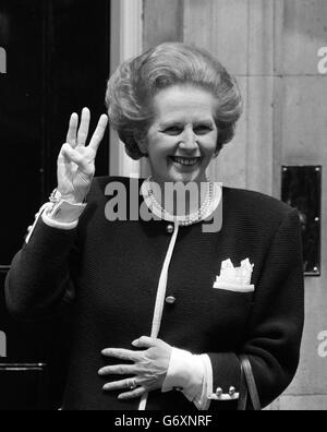 11 JUIN : ce jour de 1987, Margaret Thatcher devient le premier Premier ministre depuis plus de 160 ans à remporter trois mandats successifs. Le Premier ministre Margaret Thatcher a tenu trois doigts devant le 10 Downing Street, à Londres, indiquant qu’elle est le premier Premier ministre de ce siècle à être élue pour un troisième mandat. Banque D'Images