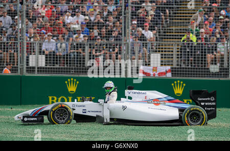 Felipe Massa du Brésil de Williams Martini Racing après avoir été exécuté hors piste par Kamui Kobayashi de l'écurie de F1 de Caterham pendant le Grand Prix d'Australie 2014 à Albert Park, Melbourne, Australie. Banque D'Images