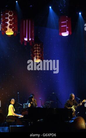 Visite de Norah Jones au Royaume-Uni.La chanteuse américaine Norah Jones se produit sur la scène de Carling Apollo Hammersmith, dans l'ouest de Londres. Banque D'Images
