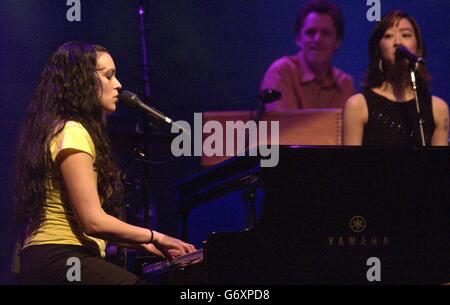 La chanteuse américaine Norah Jones se produit sur la scène de Carling Apollo Hammersmith, dans l'ouest de Londres. Banque D'Images