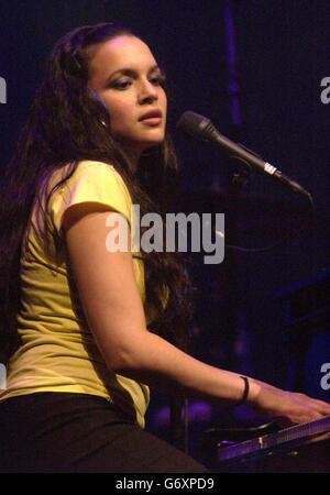 Visite de Norah Jones au Royaume-Uni.La chanteuse américaine Norah Jones se produit sur la scène de Carling Apollo Hammersmith, dans l'ouest de Londres. Banque D'Images