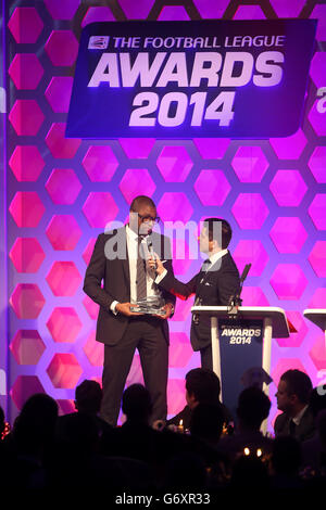 Reda Johnson (à gauche) de Sheffield Wednesday est interviewé par l'hôte Manish Bhasin après avoir remporté le prix PFA Player in the Community Aux prix de la Ligue de football 2014 Banque D'Images