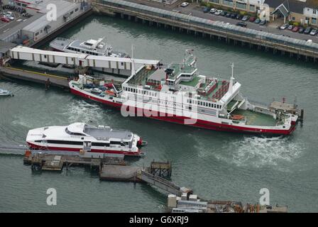 Vue aérienne de Southampton.Vue aérienne d'un ferry Red Funnel et d'un Red Jet dans le port de Southampton. Banque D'Images