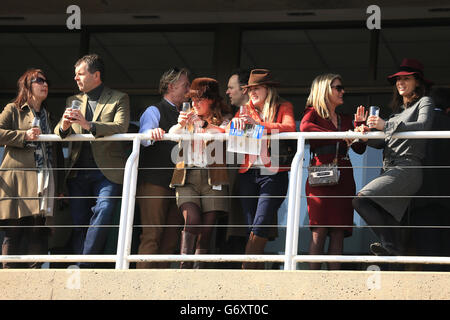 Courses hippiques - 2014 Cheltenham Festival - Cheltenham Gold Cup Day - Cheltenham Racecourse.Les Racegoers s'imprégnent de l'atmosphère lors de la Gold Cup Day à l'hippodrome de Cheltenham Banque D'Images