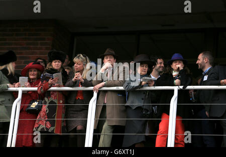 Courses hippiques - 2014 Cheltenham Festival - Cheltenham Gold Cup Day - Cheltenham Racecourse.Les Racegoers s'imprégnent de l'atmosphère lors de la Gold Cup Day à l'hippodrome de Cheltenham Banque D'Images