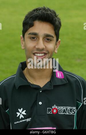 Shaftab Khalid du club de cricket du comté de Worcestershire pendant un photocall à Worcester, avant la nouvelle saison 2004. Banque D'Images