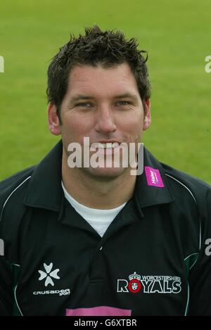 Matt Mason, du club de cricket du comté de Worcestershire, lors d'un photocall à Worcester, avant la nouvelle saison 2004. Banque D'Images