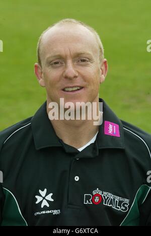 Ben Smith, du club de cricket du comté de Worcestershire, lors d'un photocall à Worcester, avant la nouvelle saison 2004. Banque D'Images