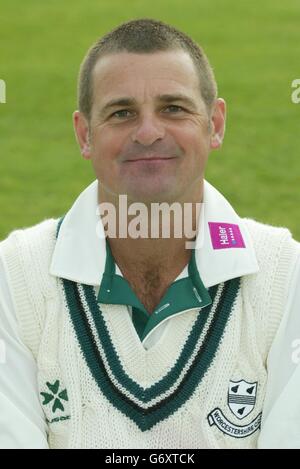 Steve Rhodes du club de cricket du comté de Worcestershire lors d'un photocall à Worcester, avant la nouvelle saison 2004. Banque D'Images
