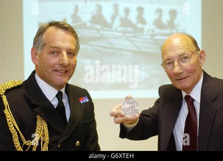 Brian Mills (à droite), frère de feu Bill Mills, héros de Cockleshell, reçoit un médaillon au nom de son frère de l'amiral Sir Jonathan Band, commandant en chef de la flotte, commémorant le RAID audacieux qu'il a pris part en 1942. Marine Mills était l'un des 10 commandos Royal Marine affectés à l'attaque de navires allemands ennemis amarrés au port de Bordeaux, en utilisant cinq canoës cockleshell de deux hommes lancés à partir du sous-marin de la Marine royale HMS Tuna. Marine Mills et son partenaire ont été pris par la police française, remis aux Allemands et exécutés trois mois plus tard. Banque D'Images