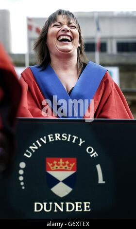 La présentatrice de télévision Lorraine Kelly arrive pour commencer sa promenade en calèche dans les rues de Dundee avec des étudiants sur une tournée de pub, avant d'être installée comme rectrice de l'université de Dundee.Le présentateur de GMTV né à Glasgow a battu le présentateur de BBC radio Scotland Lesley Riddoch et l'ancien agent de MI5 disgracié David Sailer en février pour devenir le recteur. Banque D'Images