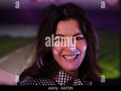 Nigella Lawson lors du concours de tapis roulant de 26 heures de JO Whiley à l'aide de Sport relief à l'extérieur de BBC Broadcasting House, Londres. Banque D'Images